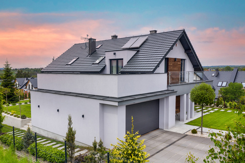 Budowa dachu - co obniża koszt pokrycia dachu?